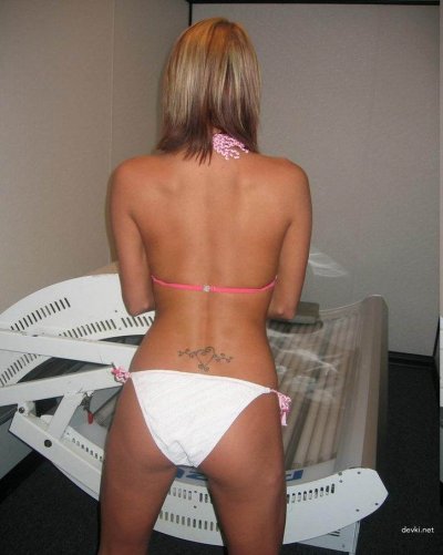 Развратная красотка загорает в солярии