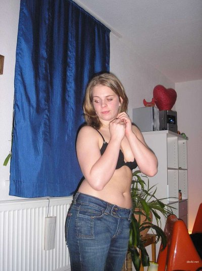 Красотка в черном нижнем белье жаждет внимания