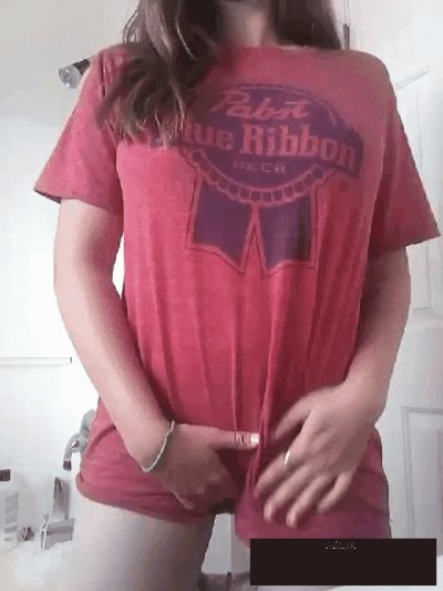 Большегрудая красавица демонстрирует свои прелести