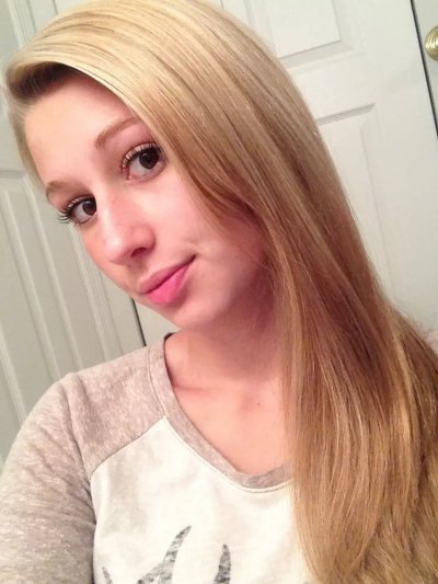 Прелестная красотка Тинка экспериментирует с соблазнительными фото