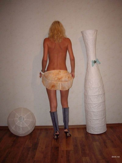 Снимки застенчивой блондинки с поддержанной грудью - эротический контент