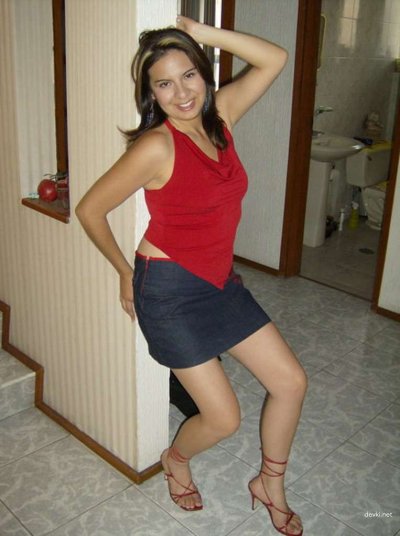 Интимные фотографии привлекательной дамы: обнаженная красотка на камеру