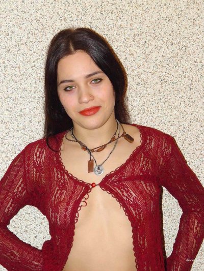 Молодая красотка из цыганского лагеря сбрасывает нижнее белье