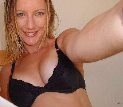 Привлекательная блондинка делает снимки своего тела