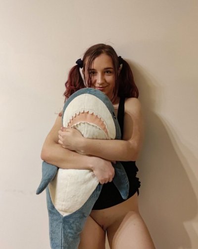 Девочка с мягкой игрушкой - горячее видео!