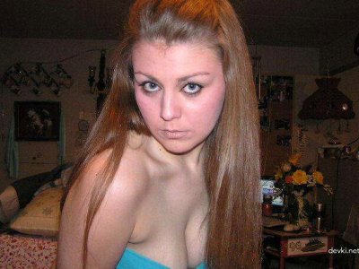 Девушка запечатлевает свои прелести на фото для всех желающих!