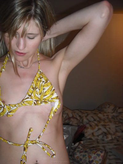 Сексуальная красотка с небольшой грудью раздевается перед камерой