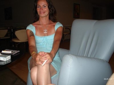 Набуханная дама показывает киску