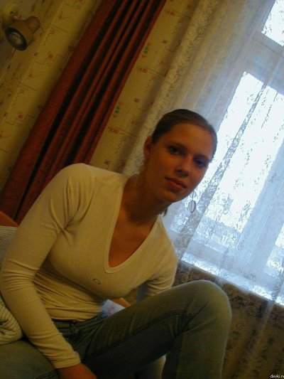 Девушка показывает свое обнаженное тело возле эрекции