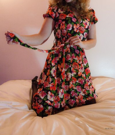 Девушка облизывает пенис и трахает свои отверстия.