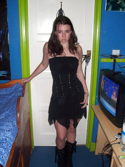 Сексуальная красотка без одежды показывает свои прелести