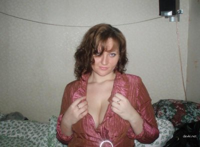 Девушка показывает, как её ласкают пареньки