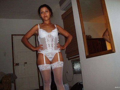 Сексуальная красавица на работе: наслаждение в каждом моменте!