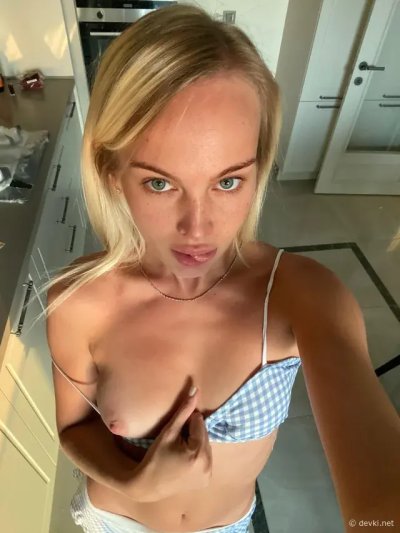 Настоящие шалуньи демонстрируют свои прелести на камеру — домашние снимки