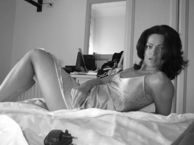 Итальянская мамочка с огненным боди на горячих фото