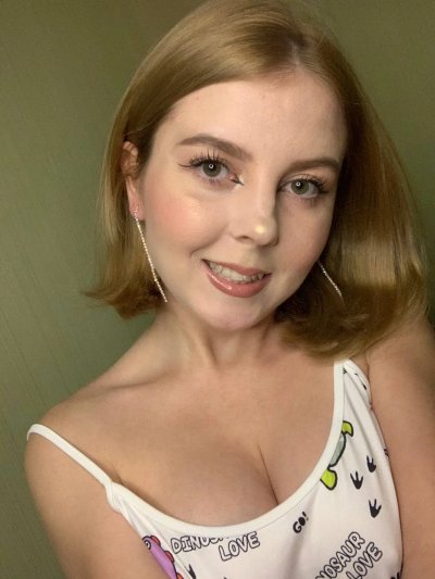 Обнаженная красотка позирует на частных фотографиях