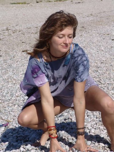 Девушка с пушистым лобком позирует обнаженной на пляже, наслаждаясь солнцем!