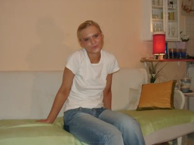 Развратная блондинка дрочит членом свою гладкую пилотку