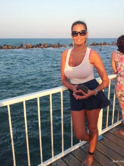 У девушки потрясающие формы груди