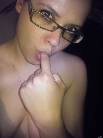 Девушка пробует на себе все, что только можно представить!