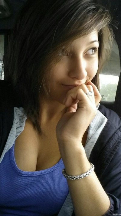 Красотка сняла обтягивающие штаны с нижним бельем