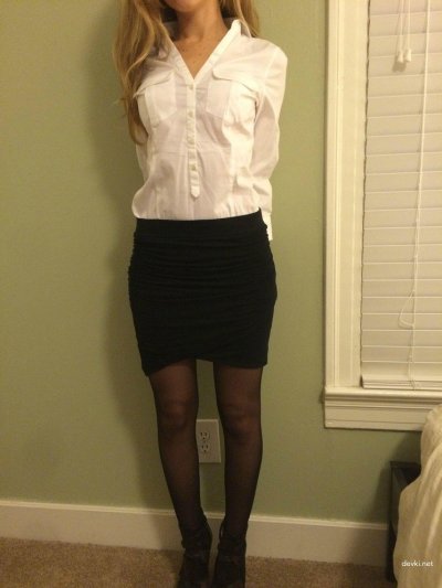 Горячая рыжая красотка раскрывает свои прелести на видео