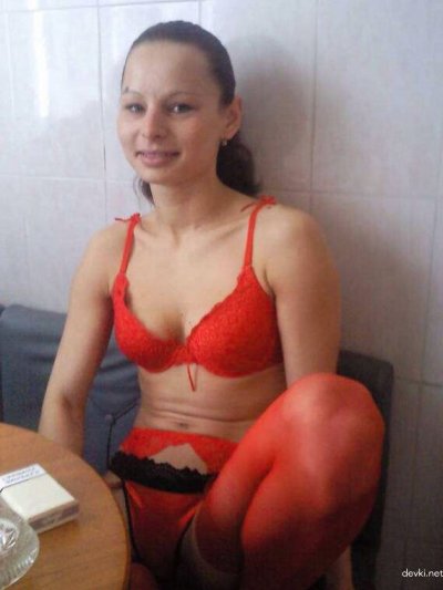 Девушка открыта к удовольствиям в компании: групповой секс для вас!