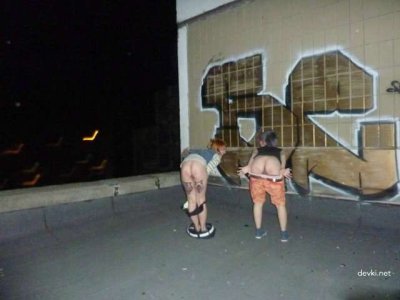 Веселые красотки демонстрируют свои интимные места