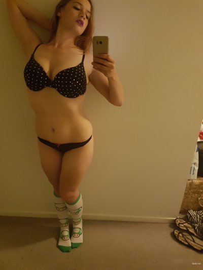 Красотка показывает свои прелести и играет с пилоткой