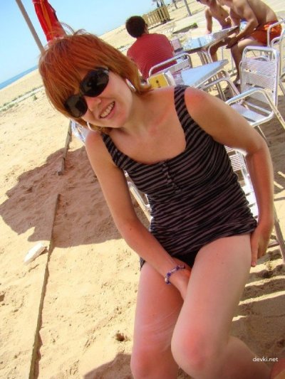 Молоденькая деваха показывает фигуру — частное селфи 18+