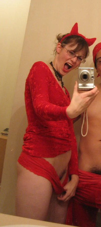 Развратная красотка с пышной промежностью оголяется