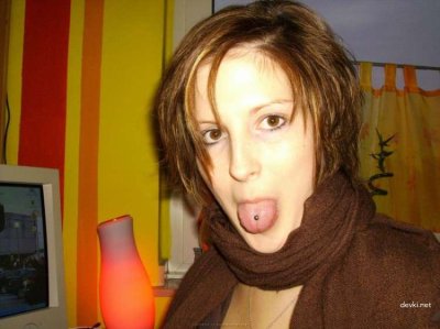 Разжигает в парне пламя страсти