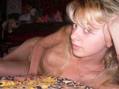 Девушка с небольшой грудью раскрыла себя в уютной обстановке