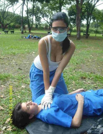 Темноволосая красотка вертится на члене