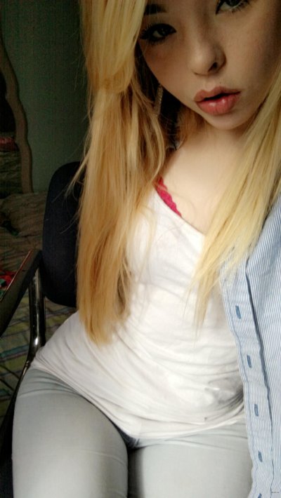 Сексуальные снимки в зеркале с наслаждением своим телом