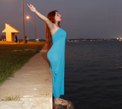 Развлекается обнажаясь до гола на пляже под вечер