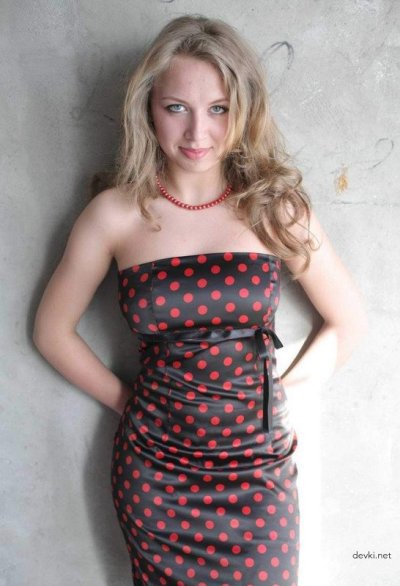 Тёлка в новом платье — фигура и ножки на селфи