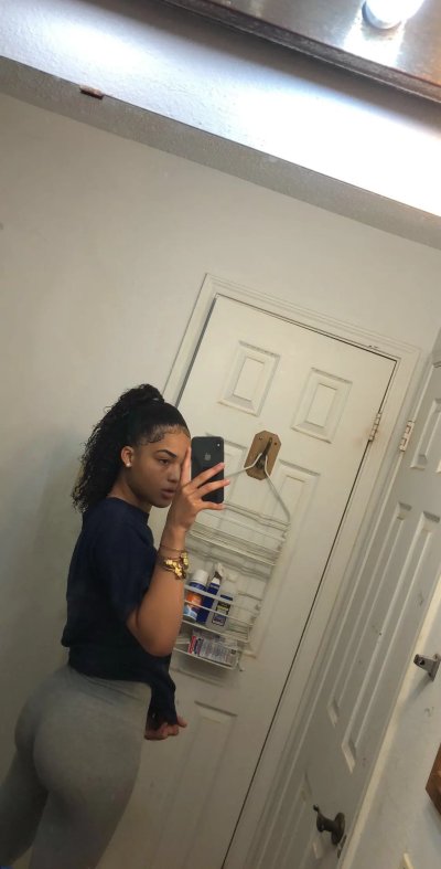 Сексуальные снимки мулатки с обворожительной грудью.