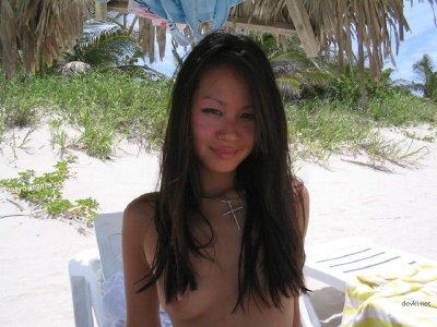 Сексуальная красотка из Азии демонстрирует свое обнаженное тело