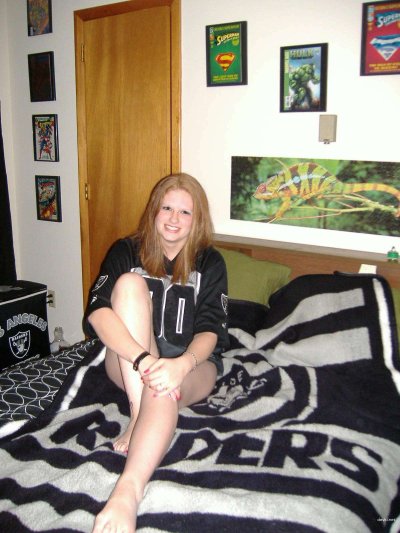 Горячая красотка с огненными волосами обожает сосать твердый член