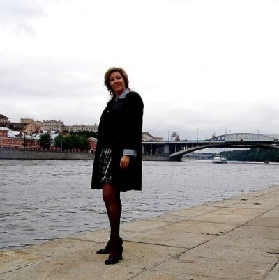 Опытная женщина разделась на пляже