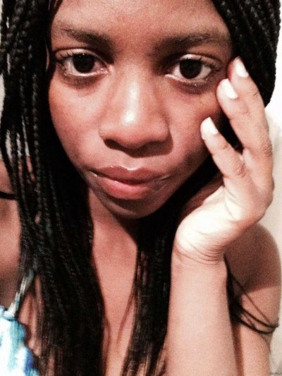 Снимает свои прелести на камеру