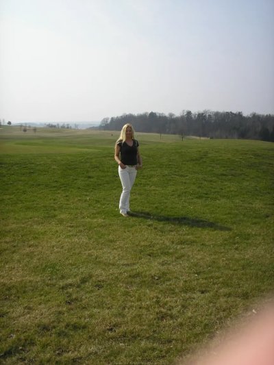 Опытная мамаша с отличным декольте