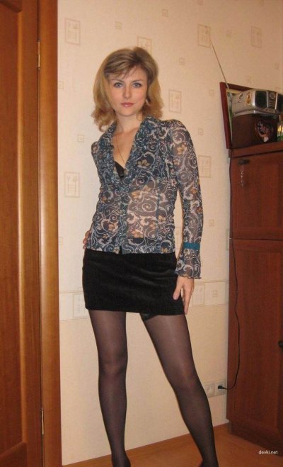 Горячая милфа засовывает овощи в анал и получает удовольствие