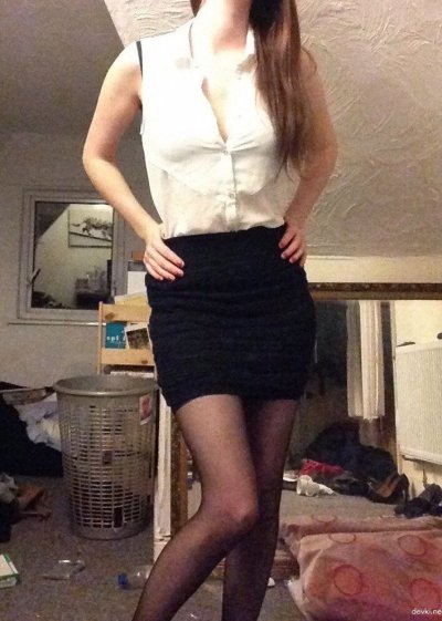 Девушка без трусиков в чулочках занимается анальным сексом