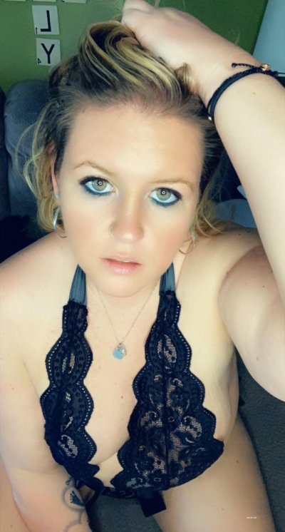 Сексуальная красотка в разнообразном нижнем белье