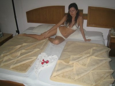 Сексуальная красотка без лифчика - возбуждающее зрелище!