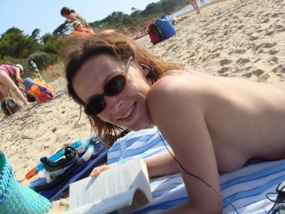 Опытная дама демонстрирует свою промежность