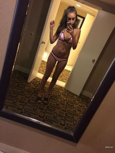 Пышная красотка демонстрирует свои обнаженные прелести