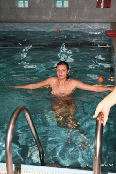 Молодежь в бассейне отдыхает без одежды